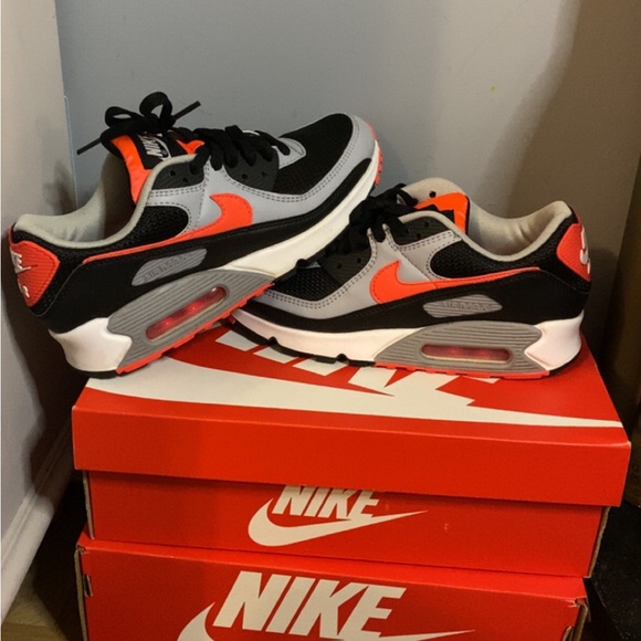 Nike Shoes - Nike Air Max 90